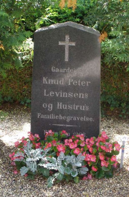 Knud Peter Levinsen's familiegravsted.JPG